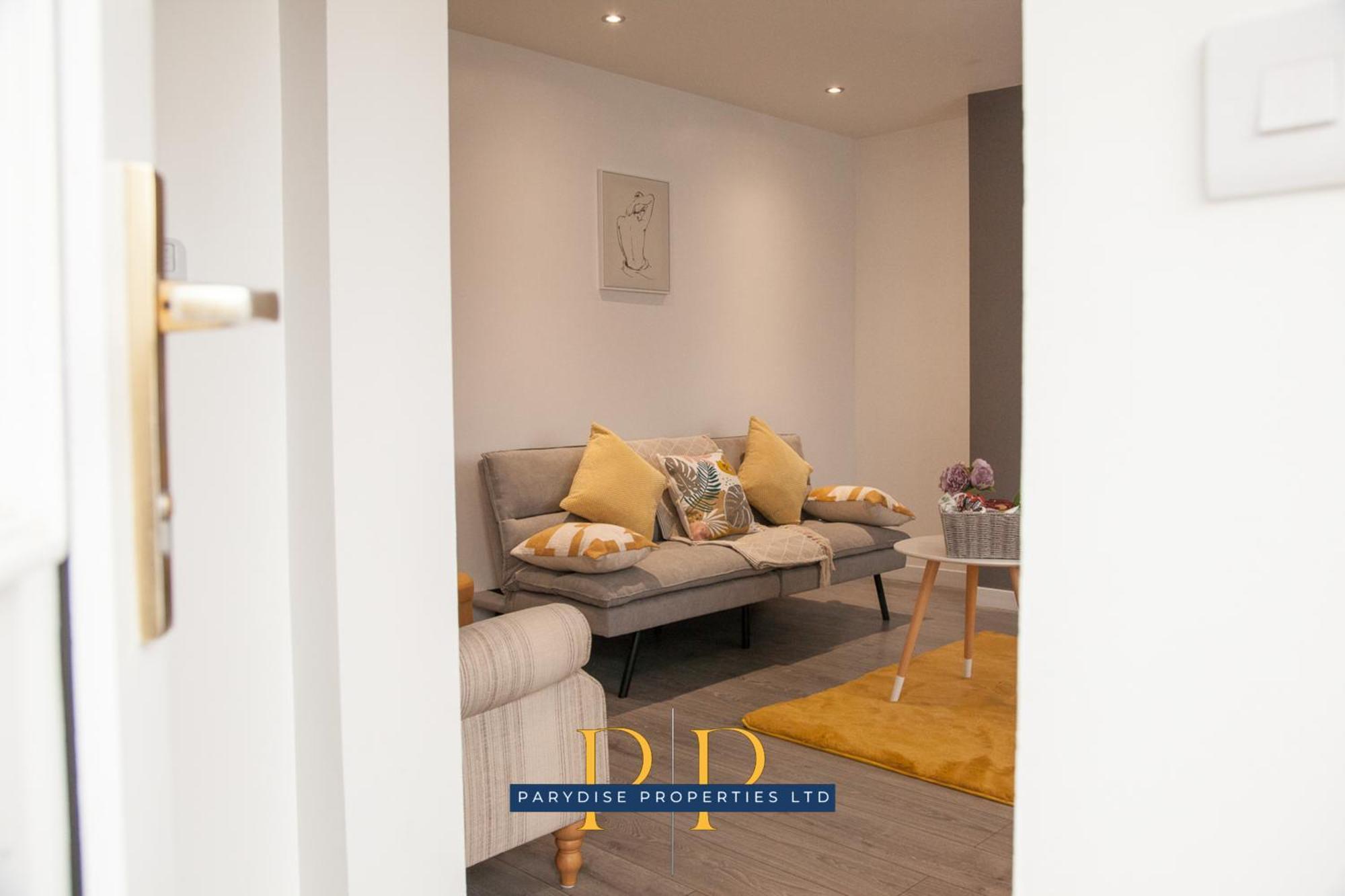 The Knutton House - Spacious Comfort By Parydise Properties - Leisure & Business Stays - Sleeps 7 Newcastle-under-Lyme Dış mekan fotoğraf