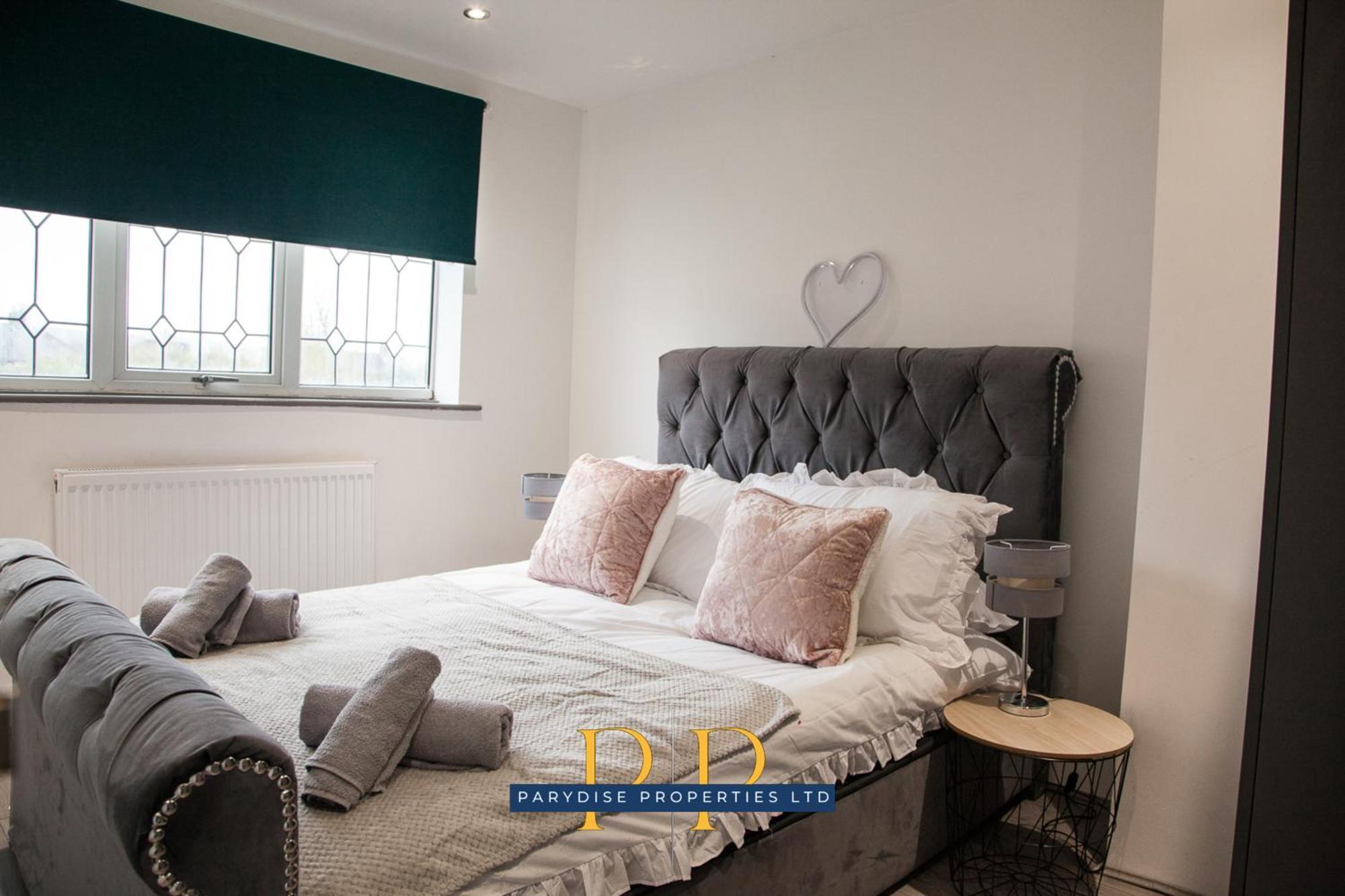 The Knutton House - Spacious Comfort By Parydise Properties - Leisure & Business Stays - Sleeps 7 Newcastle-under-Lyme Dış mekan fotoğraf