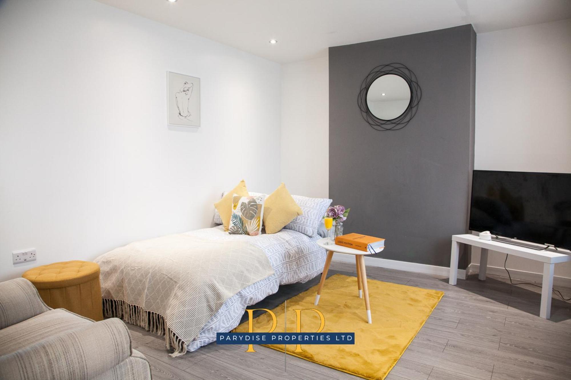 The Knutton House - Spacious Comfort By Parydise Properties - Leisure & Business Stays - Sleeps 7 Newcastle-under-Lyme Dış mekan fotoğraf